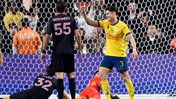 LAS VEGAS (ESTADOS UNIDOS), 18/01/2025.- El defensa del América Israel Reyes sonríe ante Federico Redondo (2i) y Noah Allen (i), del Inter Miami, tras marcarle un durante el partido amistoso disputado en el Allegiant Stadium de Las Vegas el sábado 18 de enero. EFE/ David Becker