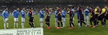 Saludo de los dos equipos antes del partido