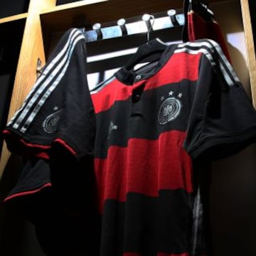 Adidas presenta la segunda equipación de alemania para el Mundial de Brasil 2014. El equipo del entrenador Joachim Löw jugará por primera vez con camisetas con rayas horizontales negras y rojas.