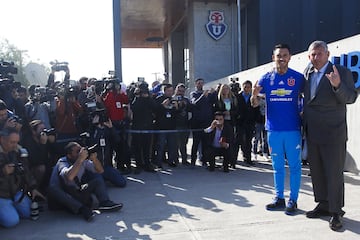 Universidad de Chile presentó a Mauricio Pinilla como nuevo refuerzo para el torneo de transición 2017. El delantero vuelve al club donde se formó y del cual es hincha.