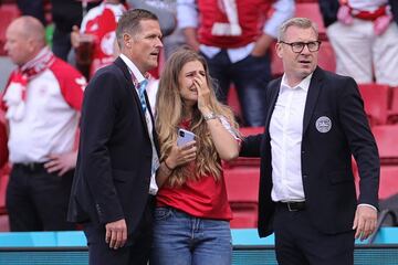 Miembros de la selección danesa tratan de tranquilizar a Sabrina Kvist Jensen, pareja del jugador.