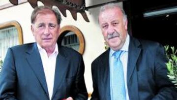 <b>PREPARADOS. </b>Toni Grande y Del Bosque sostienen la camiseta con la que España jugará en Suráfrica.