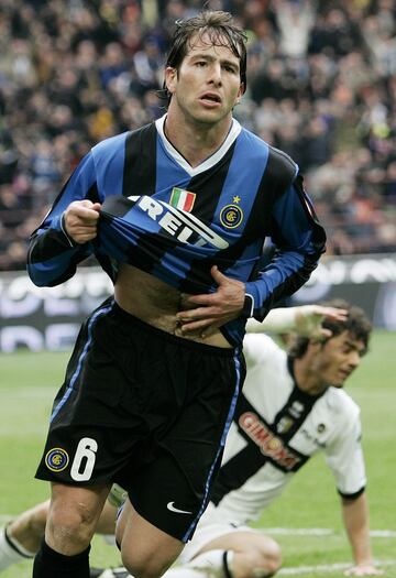 El brasileño vistió la camiseta del Inter de Milán durante tres temporadas desde el 2006 hasta el 2009. 