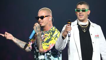 J Balvin y Bad Bunny act&uacute;an en el escenario durante el concierto de Bad Bunny en el American Airlines Arena el 14 de marzo de 2019 en Miami, Florida. 