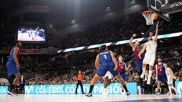 Campazzo anota una bandeja durante un Real Madrid-Barcelona de esta temporada.