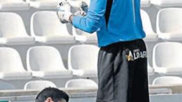 <b>FRENAZO. </b>Diego Trotta, el domingo, se duele de la parte posterior del muslo.