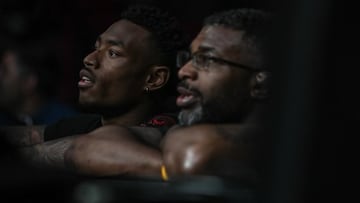 Elijah y Gilbert Smith, hijo y padre, viendo un combate.
