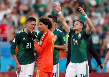 Guillermo Ochoa, Javier Hernandez y Edson Alvarez, después del partido.