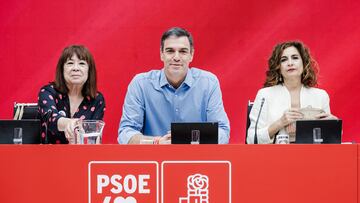 (I-D) La vicepresidenta primera del Senado y presidenta del PSOE, Cristina Narbona; el presidente del Gobierno de España y secretario general del PSOE, Pedro Sánchez, y la ministra de Hacienda, María Jesús Montero, durante la reunión de la Comisión Ejecutiva Federal del PSOE tras las elecciones generales del 23J, a 24 de julio de 2023, en Madrid (España). El partido socialista ha pasado a ser la segunda fuerza política tras las elecciones celebradas ayer, domingo 23 de julio, ganadas por el PP, aunque los socialistas han crecido casi cuatro puntos en porcentaje de voto y suman dos diputados más que en 2019. Pese a todo, Pedro Sánchez aún tiene opciones de retener el gobierno si logra que le apoyen en una hipotética investidura ERC, Bildu y el PNV, mientras que Junts opta por abstención. La formación ha sido la más votada en Cataluña, País Vasco, Extremadura, Navarra y Canarias.
24 JULIO 2023;MADRID;REUNIÓN;COMISION EJECUTIVA FEDERAL;24 DE JULIO
Carlos Luján / Europa Press
24/07/2023