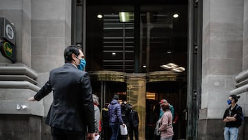 AME1714. BUENOS AIRES (ARGENTINA), 22/05/2020.- Personas con tapabocas hacen fila este viernes en un banco, en Buenos Aires (Argentina). Argentina decidi&oacute; alargar diez d&iacute;as m&aacute;s las negociaciones con poderosos fondos de inversi&oacute;n para llegar a un acuerdo que permita reestructurar 66.238 millones de d&oacute;lares de deuda externa, en un momento clave para el pa&iacute;s por la recesi&oacute;n que arrastra desde 2018 y la amenaza de caer en un nuevo cese de pagos. EFE/Juan Ignacio Roncoroni