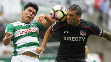 Futbol, Deportes Temuco vs Colo Colo.
 Campeonato de Clausura 2016/17
 El jugador de Colo Colo, Mark Gonz&aacute;lez disputa el balon con Fernando Queiroz de Deportes Temuco durante el partido de primera division en el estadio Bicentenario German Becker e