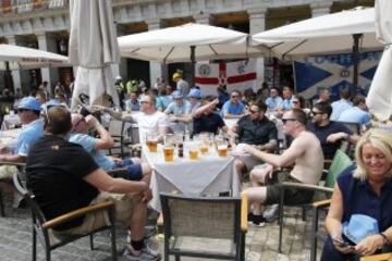 Los ingleses esperan la hora del partido disfrutando de las terrazas de la Plaza Mayor.