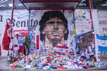 La paternal, un barrio en pleno centro de Buenos Aires, es donde ese sitúa la 'Casa de Dios'. Argentinos Juniors regaló a Maradona por la firma de su primer contrato en 1978 una casa en dicho barrio. Diego estuvo viviendo únicamente dos años pero aún se mantiene intacta desde aquellos tiempos. Actualmente, y tras la suerte del astro argentino, se ha convertido en un museo en honor al '10'. 