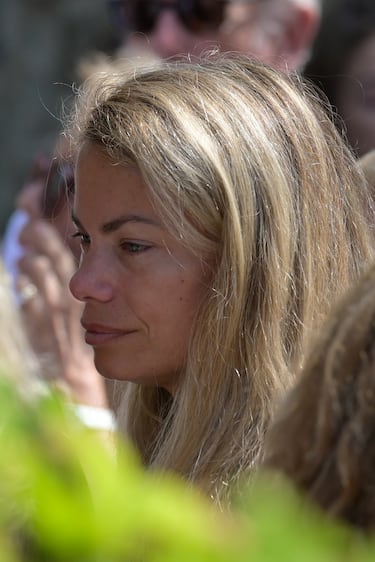 Carla Goyanes sale de la parroquia de Guadalmina tras el funeral por su hermana, Caritina Goyanes.