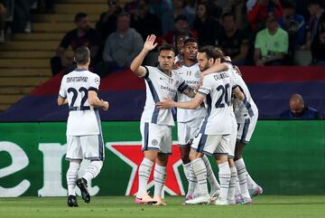 2-3. El defensa neeerland¨¦s celebra el tanto con sus compa?eros.