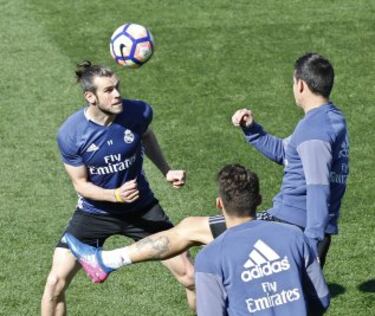 Gran ambiente entre los jugadores del Real Madrid durante el entrenamiento.