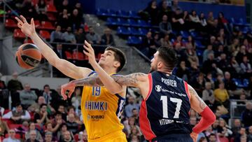 GRAF3170. VITORIA, 01/03/2018.- El jugador del Khimki Moscú Marko Todorovic (i) pierde el balón bajo la canasta ante el francés Vincent Poirier, del Baskonia, en el partido de Euroliga jugado esta noche en el Fernando Buesa Arena de V