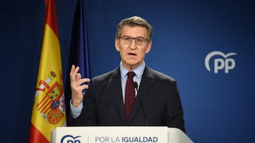 El presidente del PP, Alberto Núñez Feijóo (d), durante una rueda de prensa, en la sede del partido, a 25 de abril de 2024, en Madrid (España). Feijóo ha comparecido tras la carta publicada ayer por el presidente del Gobierno, Pedro Sánchez, donde anunciaba que medita continuar en el Gobierno y cancela durante cuatro días su agenda pública, tras la apertura de una investigación judicial contra su mujer, Begoña Gómez.
25 ABRIL 2024;FEIJÓO;COMPARECENCIA;CARTA;PEDRO SÁNCHEZ;DIMISIÓN;MADRID
Fernando Sánchez / Europa Press
25/04/2024