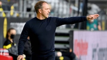 Hans-Dieter Flick en el partido que enfrentó a su Bayern contra el Borussia.