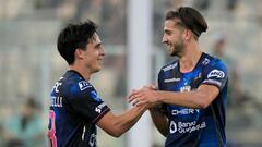 Independiente del Valle's Argentine midfielder Lorenzo Faravelli (L) celebrates with Argentine forward Lautaro Diaz (R) after scoring against Sao Paulo during the Copa Sudamericana football tournament final match between Sao Paulo and Independiente del Valle, at the Mario Alberto Kempes stadium in Cordoba, Argentina, on October 1st, 2022. (Photo by JUAN MABROMATA / AFP)