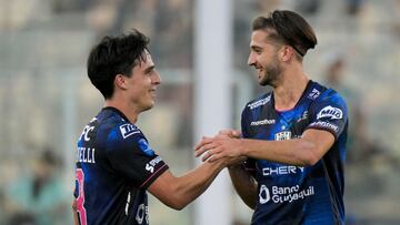 Independiente del Valle's Argentine midfielder Lorenzo Faravelli (L) celebrates with Argentine forward Lautaro Diaz (R) after scoring against Sao Paulo during the Copa Sudamericana football tournament final match between Sao Paulo and Independiente del Valle, at the Mario Alberto Kempes stadium in Cordoba, Argentina, on October 1st, 2022. (Photo by JUAN MABROMATA / AFP)