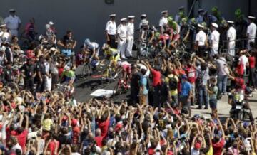 Momento de la salida de la tercera etapa de la Vuelta Ciclista a España 2014, que ha partido del buque anfibio portaaviones 'Juan Carlos I', el mayor barco de guerra de la Armada Española