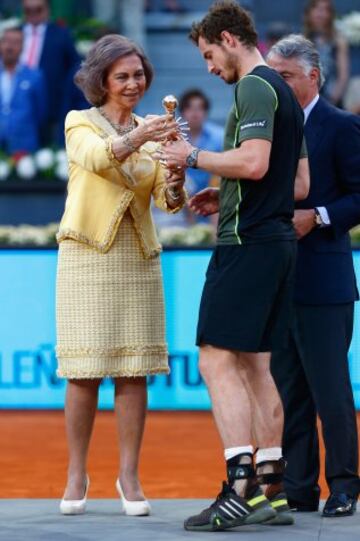 Andy Murray, el vencedor del torneo, recibe el trofeo de la reina Sofía.