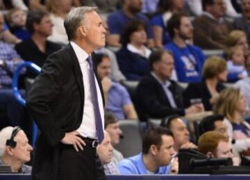 El entrenador de los Lakers, Mike D'Antoni, con mala cara. 