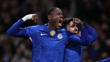 Soccer Football - Premier League - Chelsea v Arsenal - Stamford Bridge, London, Britain - November 30, 2025 Chelsea's Trevoh Chalobah celebrates scoring their first goal with Pedro Neto REUTERS/David Klein EDITORIAL USE ONLY. NO USE WITH UNAUTHORIZED AUDIO, VIDEO, DATA, FIXTURE LISTS, CLUB/LEAGUE LOGOS OR 'LIVE' SERVICES. ONLINE IN-MATCH USE LIMITED TO 120 IMAGES, NO VIDEO EMULATION. NO USE IN BETTING, GAMES OR SINGLE CLUB/LEAGUE/PLAYER PUBLICATIONS. PLEASE CONTACT YOUR ACCOUNT REPRESENTATIVE FOR FURTHER DETAILS..
