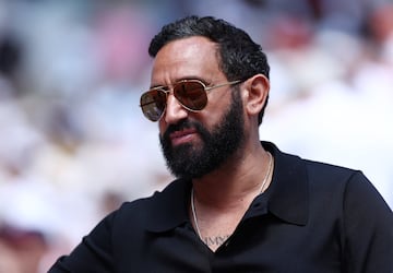 Cyril Hanouna en la final de Roland Garros 2024 disputada en la pista Court Philippe Chatrier de París.