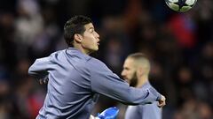 Real Madrid&#039;s Colombian midfielder James Rodriguez (L) warms up before the UEFA Champions League round of 16 first leg football match Real Madrid CF vs SSC Napoli at the Santiago Bernabeu stadium in Madrid on February 15,