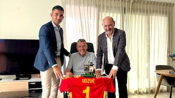 MADRID, 16/06/2025.-El presidente de la Real Federación Española de Fútbol , Rafael Louzán (d), junto al presidente del Comité de Entrenadores, Iván Cancela (i), ha entregado a Juan Carlos Unzué el 'Banquillo de Platino' , reconocimiento del Comité de Entrenadores de la RFEF por ser un referente para el fútbol español tanto dentro como fuera del terreno de juego. EFE/RFEF***SOLO USO EDITORIAL/SOLO DISPONIBLE PARA ILUSTRAR LA NOTICIA QUE ACOMPAÑA (CRÉDITO OBLIGATORIO)***