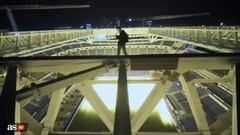 Se salta la seguridad del Bernabéu y sube hasta el techo
