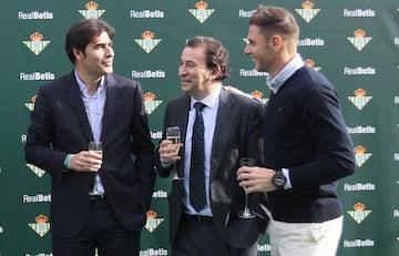 Comida de Navidad del Real Betis, Ángel Haro junto a Joaquín y a José Miguel López Catalán, Vicepresidente y consejero delegado del club.