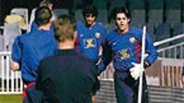 <b>NO LE QUITA EL OJO</b>. Van Gaal observó de cerca ayer a Víctor Valdés.