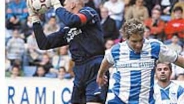 <b>NO MARCÓ</b>. Stelea le arrebata un balón a Palermo, que esta vez no vio puerta ante el Salamanca.