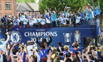 Football - Chelsea - Barclays Premier League Winners Parade - Chelsea & Kensington, London - 25/5/15
Chelsea players and fans during the parade
Action Images via Reuters / Alan Walter
Livepic