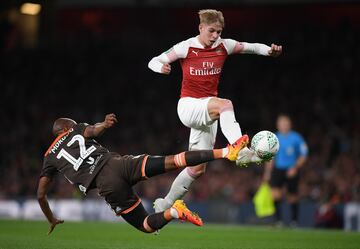 Emile Smith Rowe del Arsenal recibe una patada voladora del jugador del Brentford Kamo Mokotjo durante la Carabao Cup.