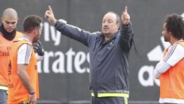 Rafa Benítez da instrucciones a sus jugadores.