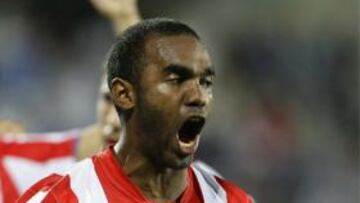 Sinama Pongolle celebra un gol con el Atlético