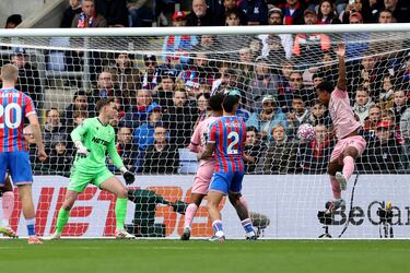 Doble asistencia de Daniel Muñoz en épico empate del Crystal Palace