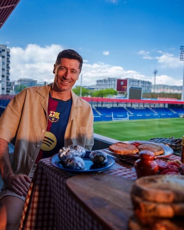 Robert Lewandowski junto a una mesa con platos típicos catalanes.