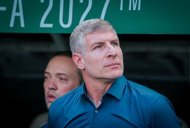 Fue un histórico goleador, dirigió en Chile y hoy es técnico de Benjamín Kuscevic: ganó en el debut y solo tiene una misión