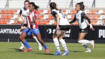 Ludmila, del Atlético, y varias jugadoras del Valencia.