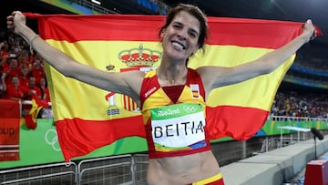 Ruth Beitia celebra su medalla de oro en los Juegos Ol&iacute;mpicos de R&iacute;o.