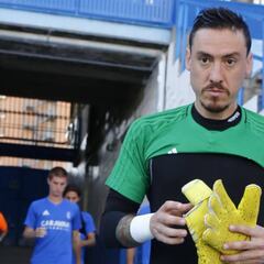 Cristian Álvarez firma su renovación con el Zaragoza