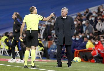 El árbitro Mateu Lahoz con Carlo Ancelotti.