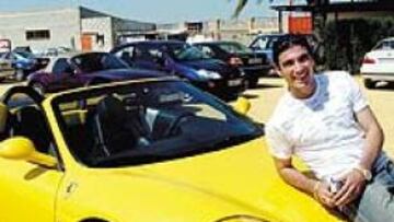 <b>SE FUE A VER A LA VIRGEN</B>. José Antonio Reyes se marchó ayer a ver a la Virgen del Rocío junto a su familia, y por eso dio la conferencia de Prensa muy pronto, a las nueve y media de la mañana. El jugador conocerá la decisión en la aldea de Almonte, rezándole a la Patrona.