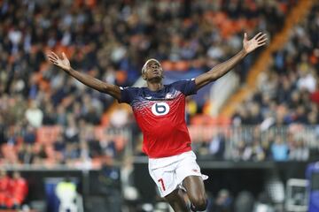 0-1. Victor Oshimen celebró el l primer gol.