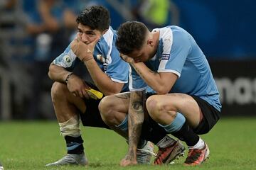 Luis Suárez y José María Giménez desolados tras caer eliminados en los penaltis (4-5).